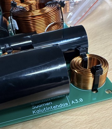 Kaiutinrakenteen komponentit lähikuvassa